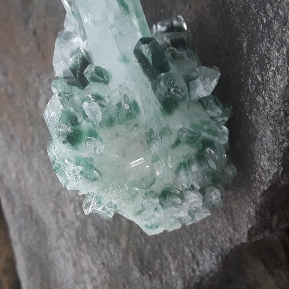 Green phantom quartz crystal cluster, lab-grown - Picture 5 of 8
